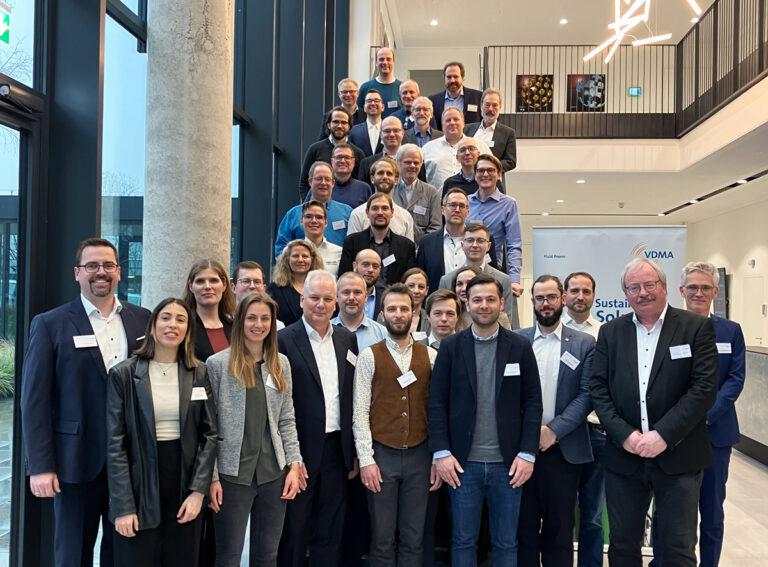 Gruppenfoto-Kickoff-Fluid-40-web_quer